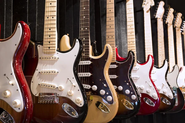 Imagens de guitarras penduradas